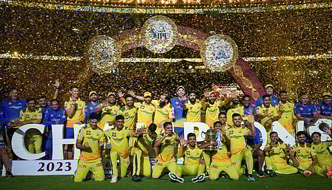 ഐപിഎൽ കിരീടവുമായി ചെന്നൈ സൂപ്പർ കിങ്സ് ടീം/ പിടിഐ