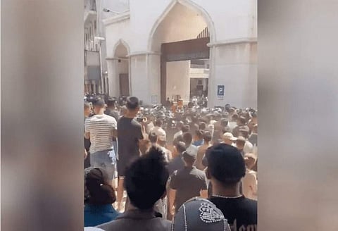 പള്ളിക്ക് മുന്നില് തടിച്ചുകൂടിയവര്/ ട്വിറ്റര്