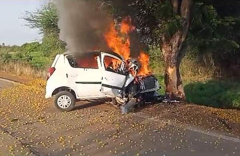 മരത്തില് ഇടിച്ച് കാറിന് തീപിടിച്ചപ്പോള്