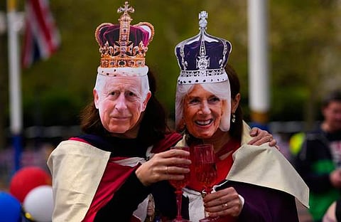 ചാൾസ് മൂന്നാമന്റെയും കാമിലയുടെയും മുഖംമൂടി ധരിച്ചവർ/ ചിത്രം: പിടിഐ