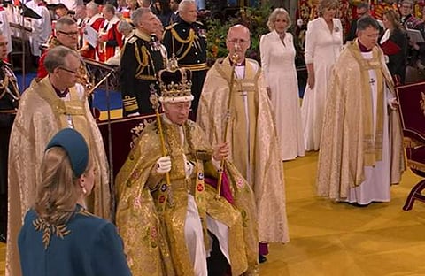 കിരീടം ചൂടി ചാൾസ് മൂന്നാമൻ/