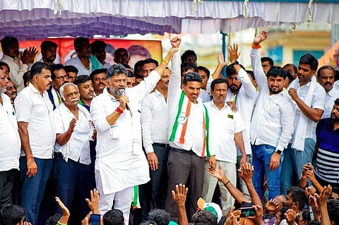 തെരഞ്ഞെടുപ്പ് പൊതുയോഗത്തില് ഡികെ ശിവകുമാര് സംസാരിക്കുന്നു