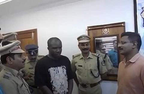 അറസ്റ്റിലായ ഇസിചിക്കു/ ചിത്രം ടെലിവിഷൻ സ്ക്രീൻഷോട്ട്