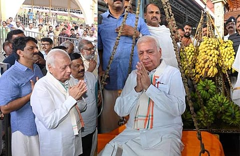 ഗുരുവായൂർ ക്ഷേത്രത്തിൽ എത്തിയ ഗവർണർ തുലാഭാരം നടത്തുന്നു/ ചിത്രം; ഫെയ്സ്ബുക്ക്