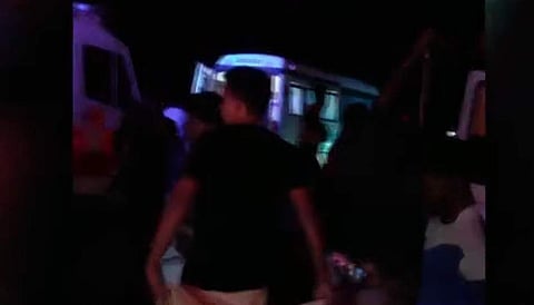 അപകടത്തില്പ്പെട്ടവരെ ആശുപത്രിയിലെത്തിക്കുന്നതിന്റെ ടെലിവിഷന് ദൃശ്യം