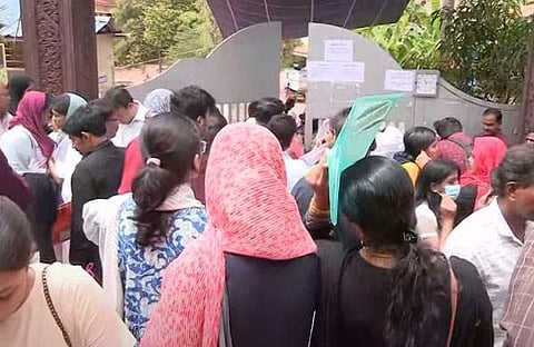 സ്കൂളിന് മുന്നില് രക്ഷിതാക്കളുടെ പ്രതിഷേധം