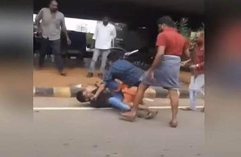 യുവാക്കളെ ആക്രമിക്കുന്നു/ സിസിടിവി ദൃശ്യം