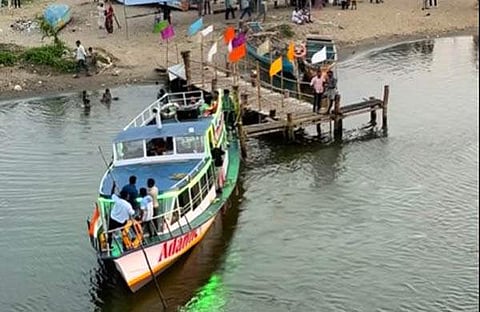 ബോട്ട് പുറപ്പെടുന്നു/ ജാബിർ യുബിഎസ് ഫെയ്സ്ബുക്കിൽ പങ്കുവെച്ച വീഡിയോയില്നിന്നുള്ള ദൃശ്യം