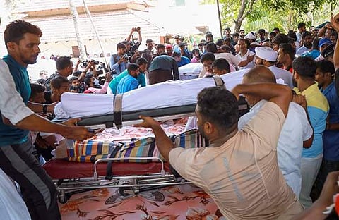 മലപ്പുറം ബോട്ടപകടത്തില് മരിച്ചവരുടെ മൃതദേഹം വീട്ടിലെത്തിച്ചപ്പോള്/ പിടിഐ