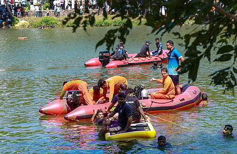 താനൂര് ബോട്ടപകടത്തില്പ്പെട്ടവര്ക്കായി തിരച്ചില് നടത്തുന്നു/ പിടിഐ
