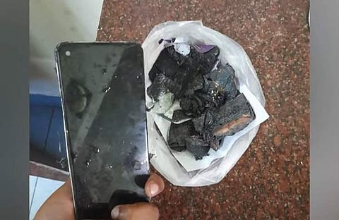 പൊട്ടിത്തെറിച്ച മൊബൈൽ ഫോൺ/ ടിവി ദൃശ്യം