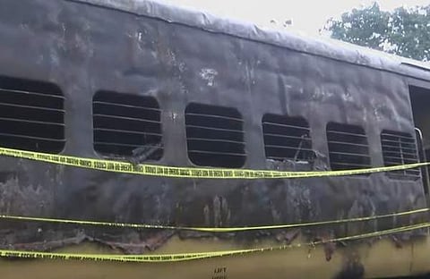 ട്രെയിനിന്റെ ബോഗി കത്തിനശിച്ച നിലയില്, സ്ക്രീന്ഷോട്ട്