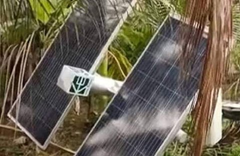 ഇന്നോവ ഇടിച്ചുതകര്ത്ത എഐ ക്യാമറ/ ടെലിവിഷന് ചിത്രം