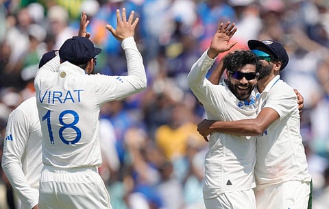 ഓസ്ട്രേലിയയുടെ കാമറോൺ ഗ്രീനിനെ പുറത്താക്കിയ ജഡേജ സഹ താരങ്ങൾക്കൊപ്പം ആഘോഷത്തിൽ/ പിടിഐ