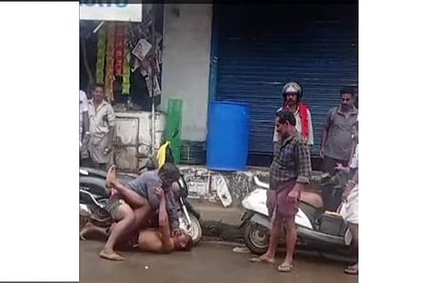 നടുറോഡില് കിടന്ന് അടിപിടി കൂടുന്ന ദൃശ്യം, സ്ക്രീന്ഷോട്ട്