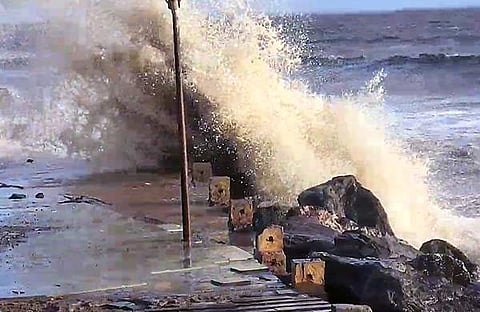 കടൽക്ഷോഭം വൽസദിൽ നിന്നുള്ള ദൃശ്യം/ എഎൻഐ