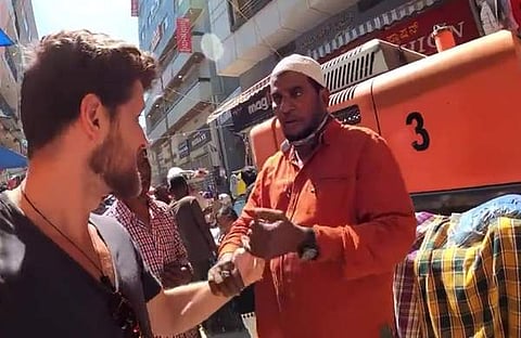 കര്ണാടകയില് വ്ലോഗറെ ആക്രമിക്കുന്നതിന്റെ വീഡിയോ ദൃശ്യം/ ani