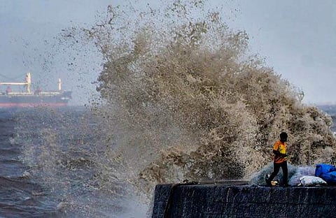 കടൽക്ഷോഭം, മുംബൈയിൽ നിന്നുള്ള ദൃശ്യം/ പിടിഐ