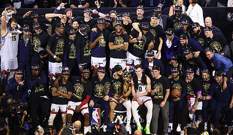 എൻബിഎ കിരീടവുമായി ഡെൻ നഗറ്റ്സ് ടീം അംഗങ്ങൾ/ എഎഫ്പി