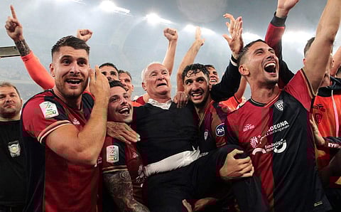 റെനിയേരിയെ എടുത്തുയർത്തി ആഘോഷിക്കുന്ന കഗ്ലിയാരി താരങ്ങൾ/ ട്വിറ്റർ