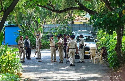 സെന്തില് ബാലാജിയുടെ ഓഫിസില് റെയ്ഡ് നടക്കുമ്പോള് പുറത്ത് കാവല് നില്ക്കുന്ന ദ്രുത കര്മ സേനാംഗങ്ങള്/പിടിഐ
