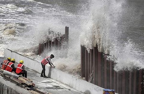 മുംബൈ തീരത്ത് കടല് പ്രക്ഷുബ്ധമായിരിക്കുന്ന അവസ്ഥ, പിടിഐ