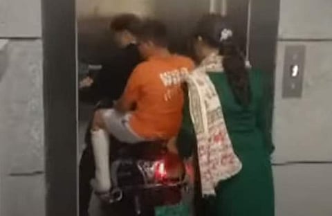 മകനുമായി അച്ഛന് സ്കൂട്ടര് ഓടിച്ച് ലിഫ്റ്റില് കയറുന്ന ദൃശ്യം