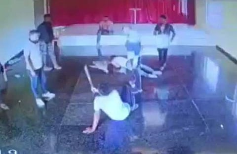 സംഘം ചേർന്ന് പൊലീസുകാരനെ മർദിച്ചു/ വിഡിയോ സ്ക്രീൻഷോട്ട്