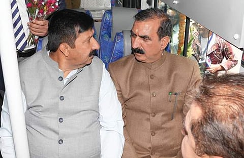 ഹിമാചൽ മുഖ്യമന്ത്രി ബസിൽ / ട്വിറ്റർ ചിത്രം