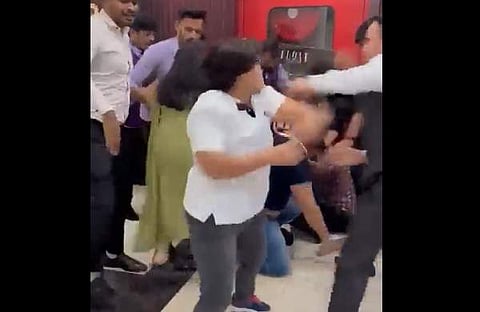 റെസ്റ്റോറന്റ് ജീവനക്കാരും കസ്റ്റമേഴ്സും തമ്മിലുള്ള അടിപിടിയുടെ ദൃശ്യം