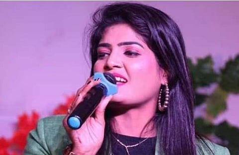 നിഷ ഉപാധ്യായ, ട്വിറ്റർ