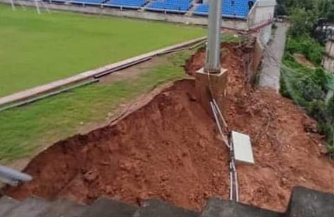 തകര്ന്ന ഫുട്ബോള് സ്റ്റേഡിയത്തിന്റെ ഭാഗം/ ട്വിറ്റര്