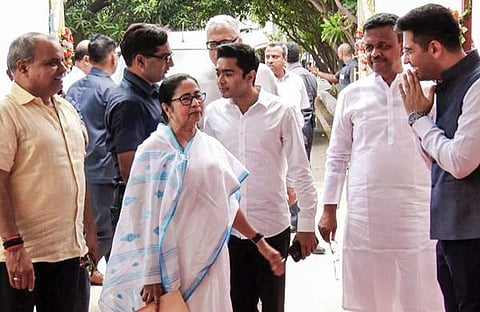 പ്രതിപക്ഷ പാര്ട്ടികളുടെ യോഗത്തിന് എത്തിയ മമത ബാനര്ജിയെ എഎപി നേതാവ് രാഘവ് ഛദ്ദ അഭിവാദ്യം ചെയ്യുന്നു/പിടിഐ