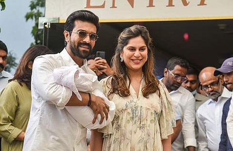 രാം ചരണും ഭാര്യയും കുഞ്ഞിനൊപ്പം/ ചിത്രം: പിടിഐ