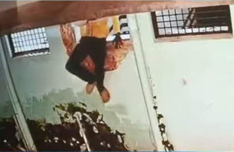 ശുചിമുറി ജനല് തകര്ത്ത ശേഷം പുറത്തേക്ക് ചാടുന്ന കുട്ടികളുടെ സിസിടിവി ദൃശ്യം