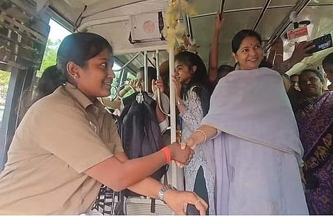 കനിമൊഴി ബസിൽ യാത്ര ചെയ്യുന്നു/ ട്വിറ്റർ