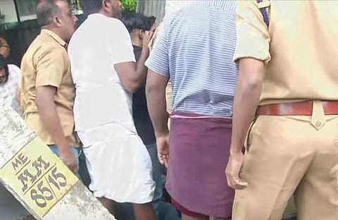 ലോറി അപകടം നടന്ന സ്ഥലത്തുനിന്നുള്ള ടെലിവിഷന് ദൃശ്യം