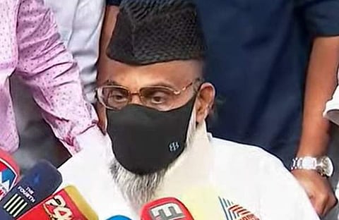 കേരളത്തിലേക്ക് പുറപ്പെടും മുന്പ് മദനി മാധ്യമങ്ങളെ കാണുന്നു/ ടെലിവിഷന് ചിത്രം