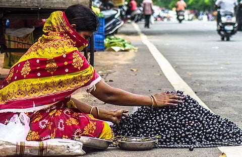 റോഡരികില് കച്ചവടം നടത്തുന്ന സ്ത്രീ, ഫയല്/ എക്സ്പ്രസ്