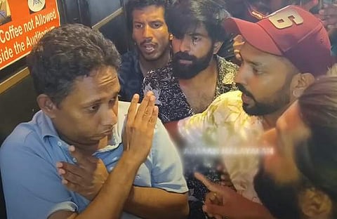 സന്തോഷ് വർക്കിയെ കയ്യേറ്റം ചെയ്യുന്നു/ വിഡിയോ സ്ക്രീൻഷോട്ട്