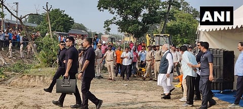 ഒഡീഷയിലെ ദുരന്തഭൂമിയിലെത്തിയ മോദി