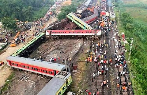 ഒഡിഷയിലെ ബാലസോറില് അപകടത്തില് പെട്ട തീവണ്ടികളുടെ കോച്ചുകള്/പിടിഐ