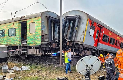 ഹൗറ എക്സ്പ്രസിന്റെയും കോറമാന്ഡല് എക്സ്പ്രസിന്റെയും ബോഗികള് കൂട്ടിയിടിച്ച നിലയില്/പിടിഐ