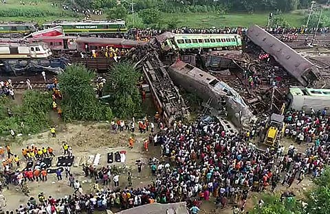 ഒഡിഷയില് അപകടത്തില്പ്പെട്ട ട്രെയിന് ബോഗികള്/പിടിഐ