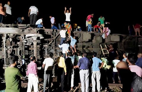 ബഹനാഗ സ്റ്റേഷന് സമീപം അപകടത്തിൽപ്പെട്ടുകിടക്കുന്ന ട്രെയിനുകൾ/ ചിത്രം: എഎൻഐ