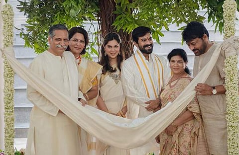 രാം ചരണും ഉപാസനയും കുഞ്ഞിനും മാതാപിതാക്കൾക്കുമൊപ്പം/ ഫെയ്സ്ബുക്ക്