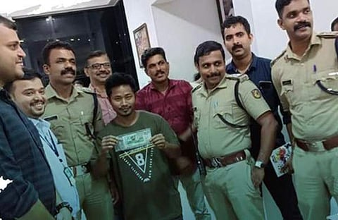 ലോട്ടറി അടിച്ച ബിർഷു റാബ പൊലീസിനൊപ്പം/ ഫെയ്സ്ബുക്ക്