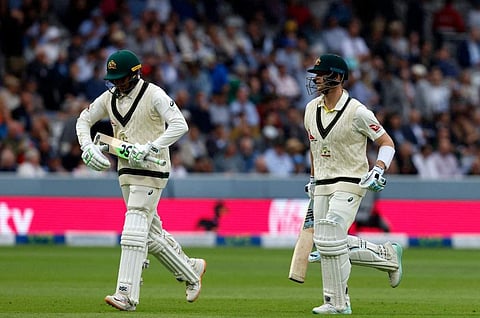 മഴയെ തുടർന്നു ഗ്രൗണ്ട് വിടുന്ന ഉസ്മാൻ ഖവാജയും സ്റ്റീവ് സ്മിത്തും/ പിടിഐ