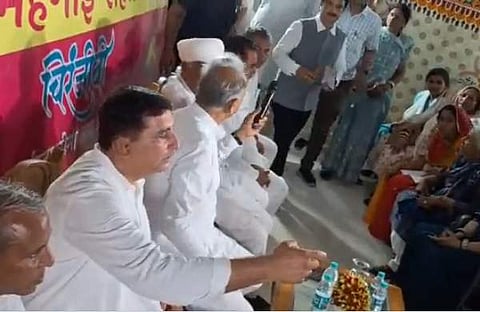 രാജസ്ഥാന് മുഖ്യമന്ത്രി മൈക്ക് വലിച്ചെറിയുന്ന ദൃശ്യം