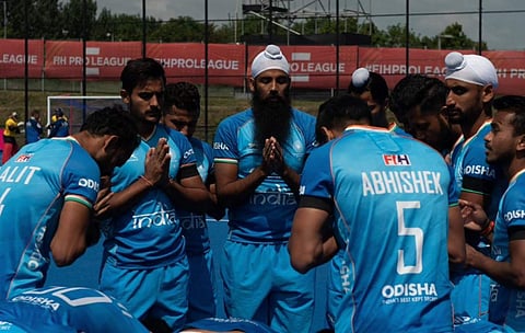 ഒഡിഷ ട്രെയിൻ അപകടത്തിൽ മരിച്ചവർക്ക് ആദരം അർപ്പിക്കുന്ന ഇന്ത്യൻ ഹോക്കി ടീം/ ട്വിറ്റർ